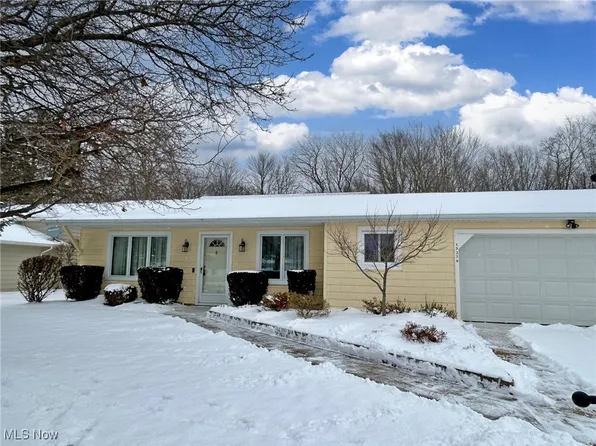 15279 Walnut Creek Dr, Strongsville, OH 44136