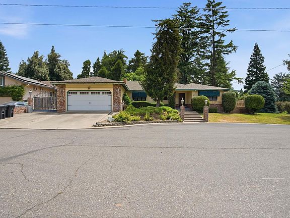 3rd image of 2411 Pinehurst Dr
