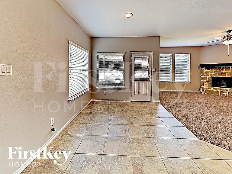 1724 Henderson Dr — Photo 7