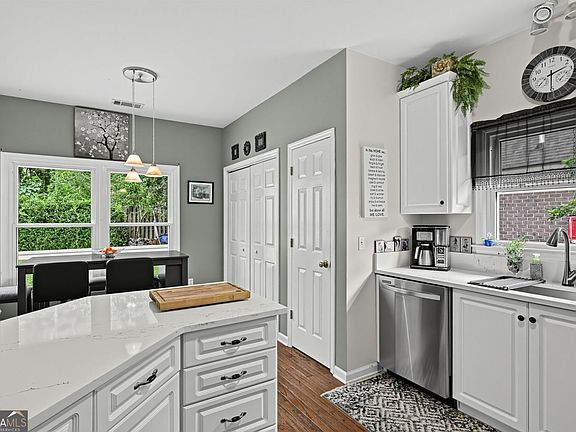 4th image of 12 Oak Park Pl