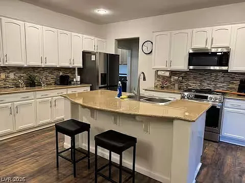 4 bed, 2.5 bath, 2679 sqft, $3,930 — Photo 2