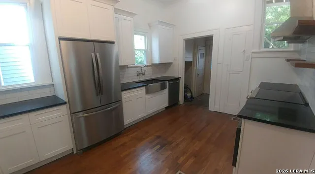 411 W Mistletoe Ave — Photo 2