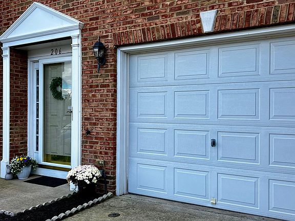 3rd image of 206 Breakers Edge Ct