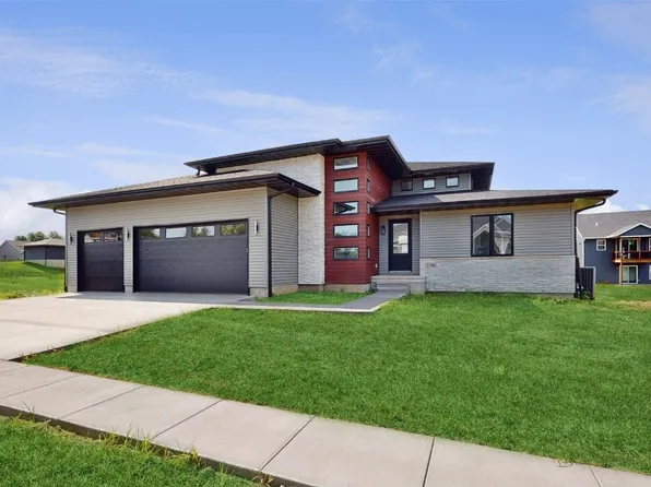 1740 Parkland Dr, Ely, IA 52227