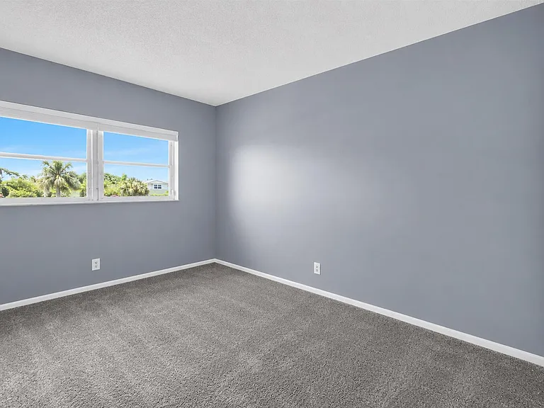 10000 Meridian Way N #15 — Photo 8