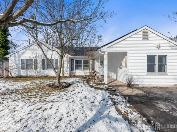 8 Tanglewood Dr, Barnegat, NJ 08005