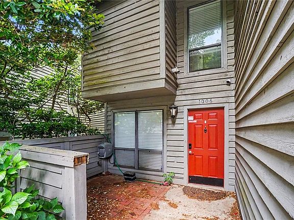 3rd image of 1006 Creatwood Cir SE