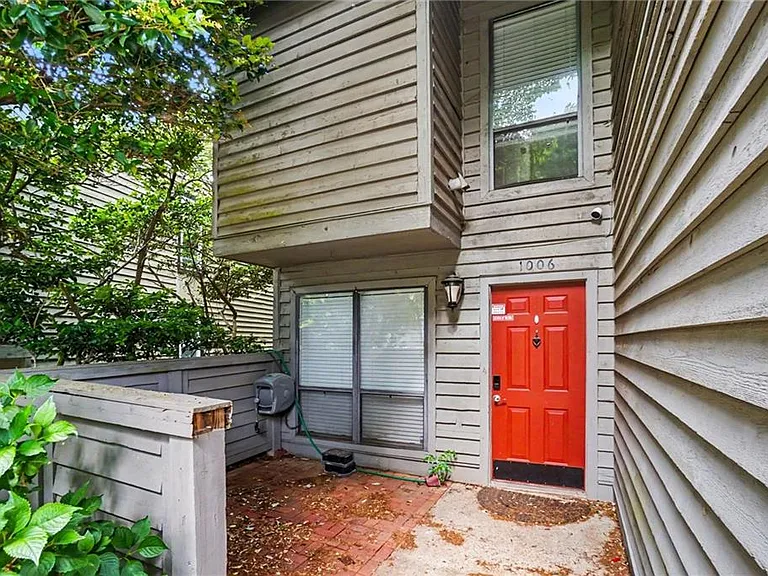 1006 Creatwood Cir SE — Photo 3