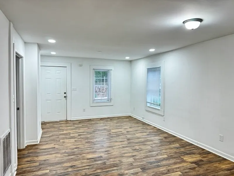 3 bed, 1.0 bath, 1040 sqft, $1,595 — Photo 4