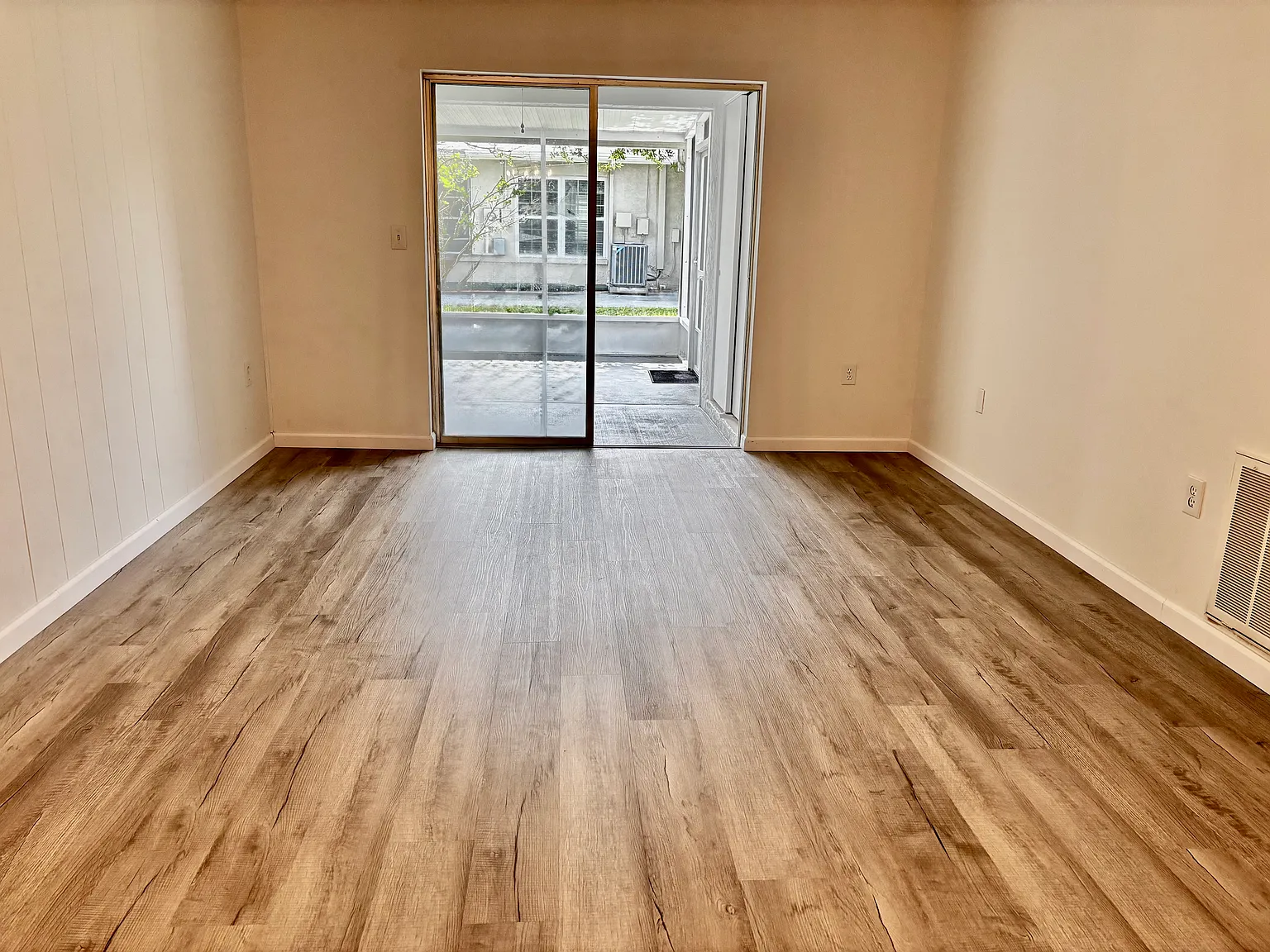 2 bed, 888 sqft, $1,300 — Photo 4