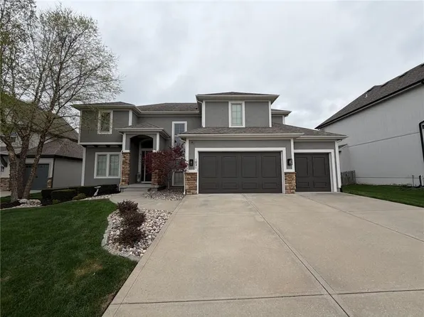 1021 SW Drake Cir, Lees Summit, MO 64082