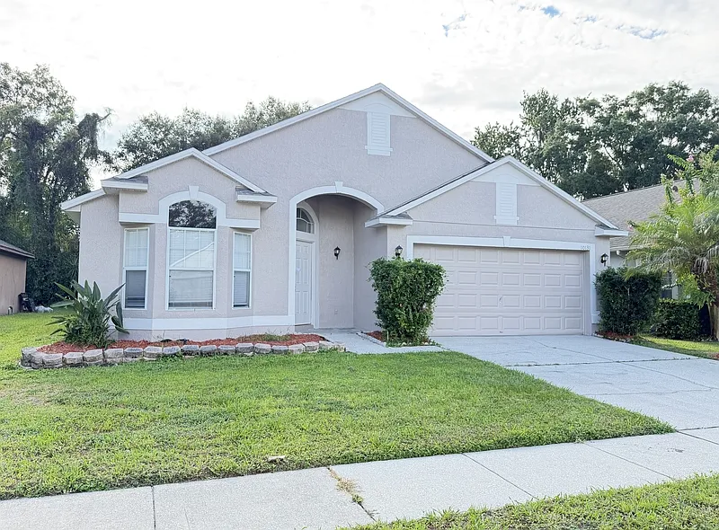 4 bed, 2.0 bath, 1843 sqft, $2,600 — Photo 2