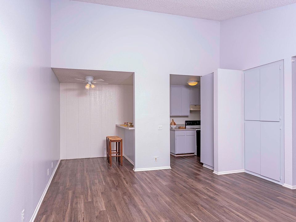 Studio - Dining Area