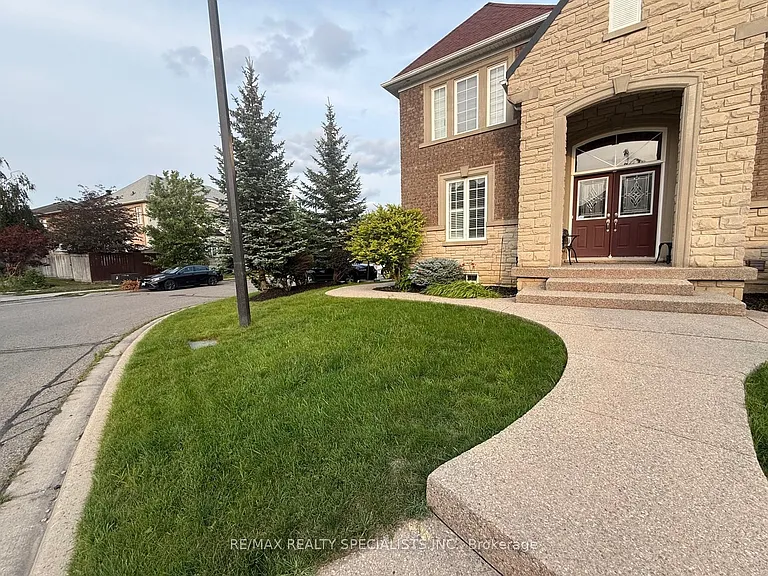 12 Donherb Cres — Photo 2
