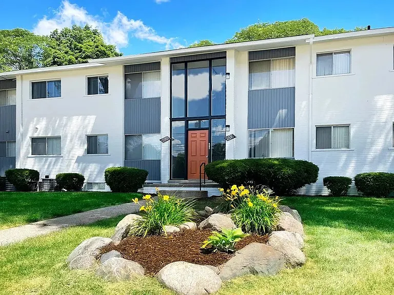 Golfview Apartments — Photo 12