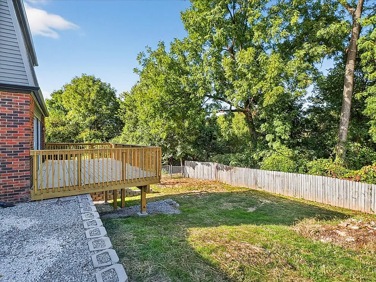 208 Coral Dr — Photo 36