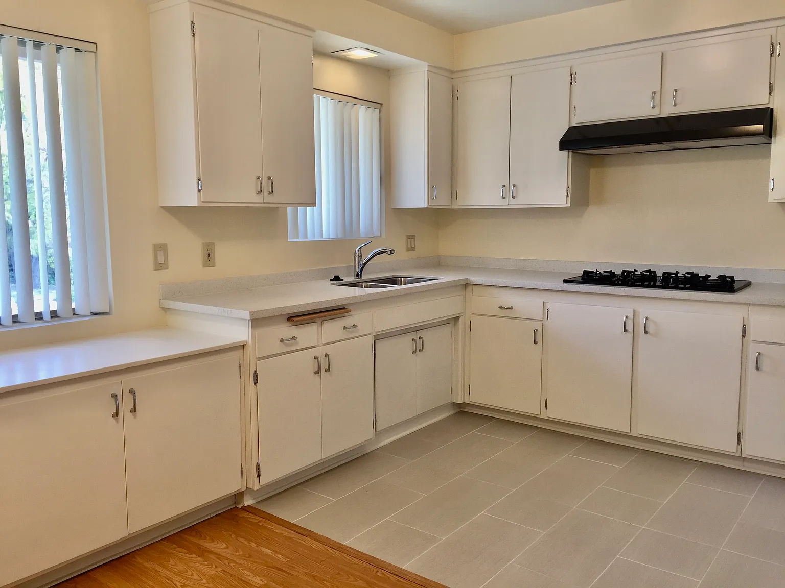 312 E Stocker St — Photo 2