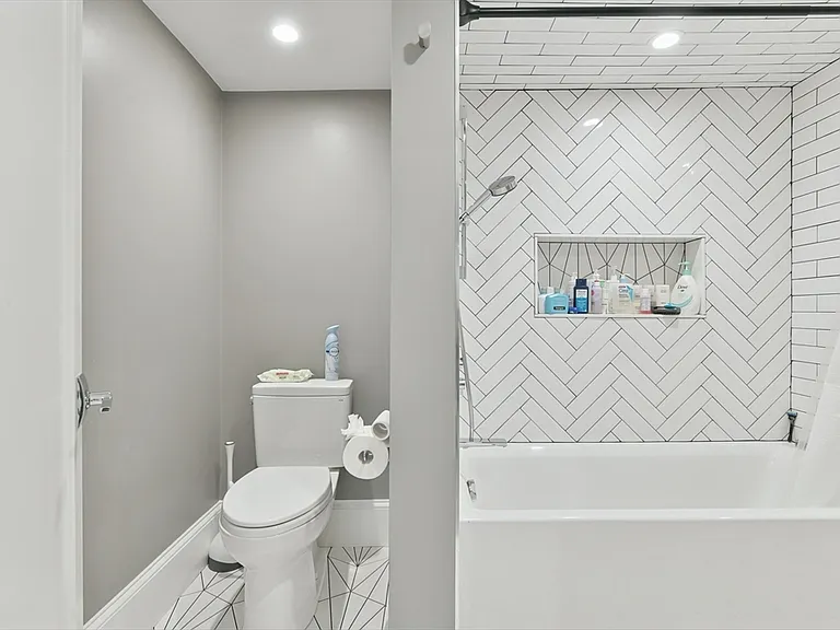 467 E 8th St #1A — Photo 9