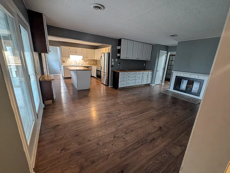 2113 W Christy Ln — Photo 8