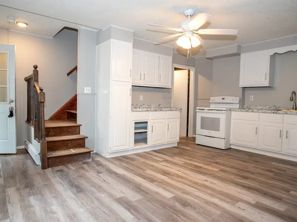 9 Cedar St, Barre, MA 01005