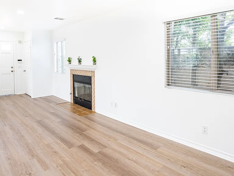 8330 Lilienthal Ave — Photo 26