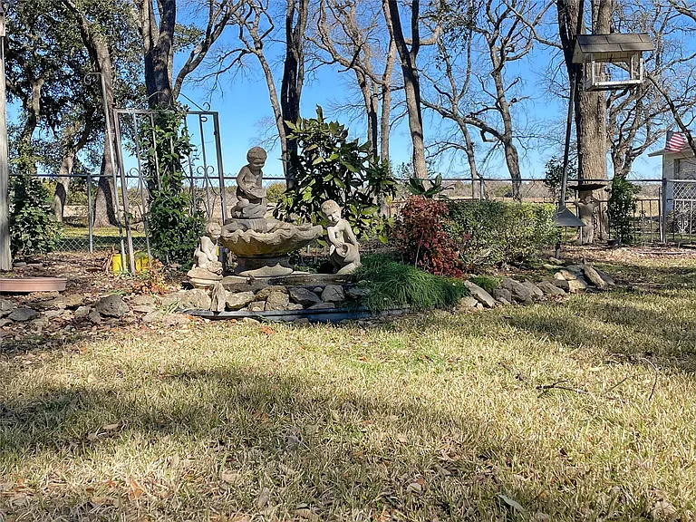 700 Shanklin Rd — Photo 18