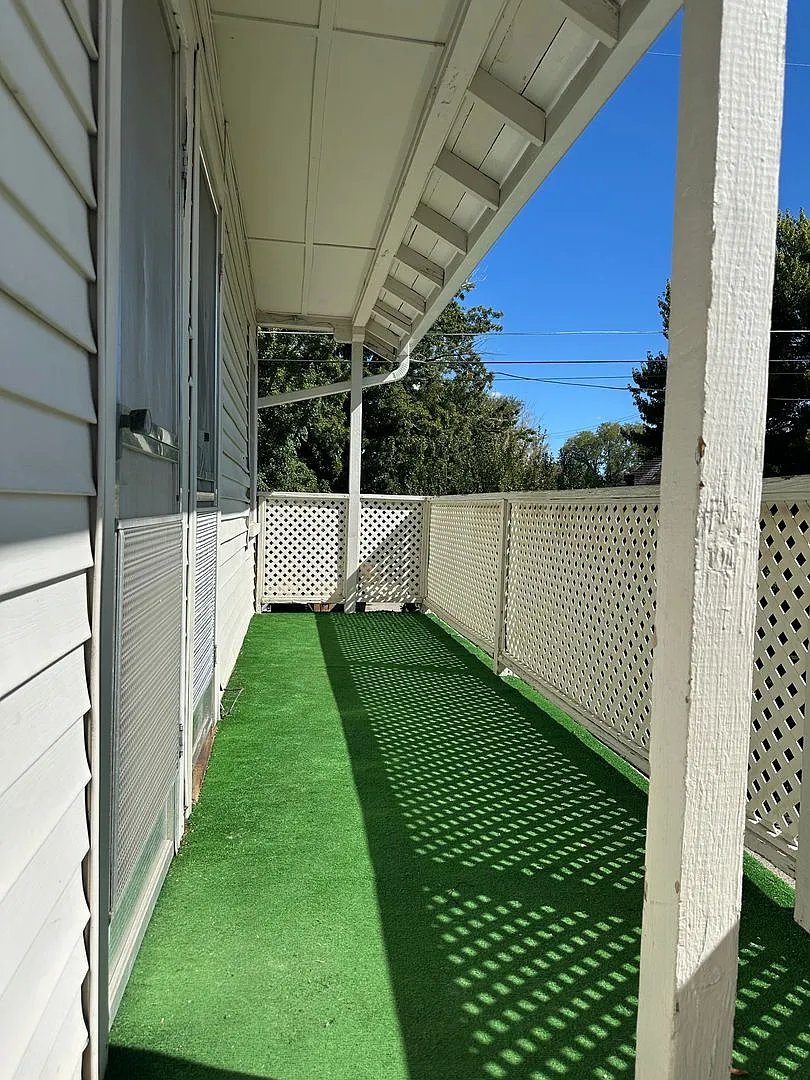 One bedroom, one bath, balcony and great views! — Photo 2