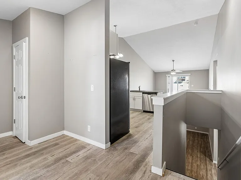 1073 N 170th Ter — Photo 5