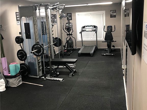 2nd image of 1401 Valley View Rd