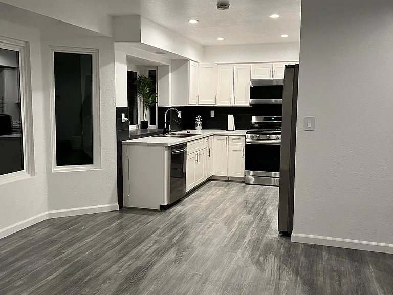 2242 Gregory Ave — Photo 18