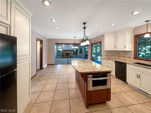 4th image of 833 Woodhaven Ln