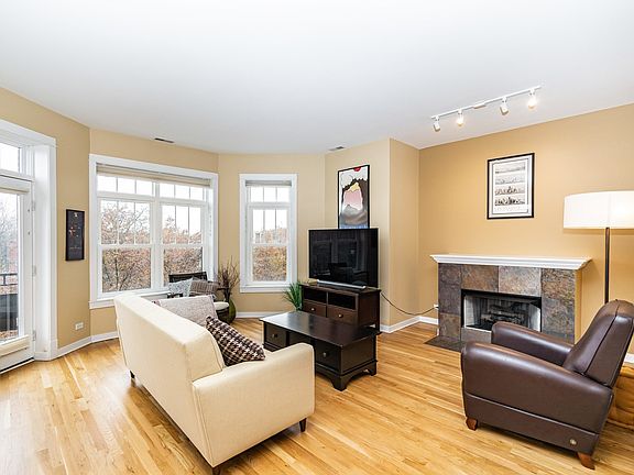 3rd image of 2736 W Montrose Ave APT 3E