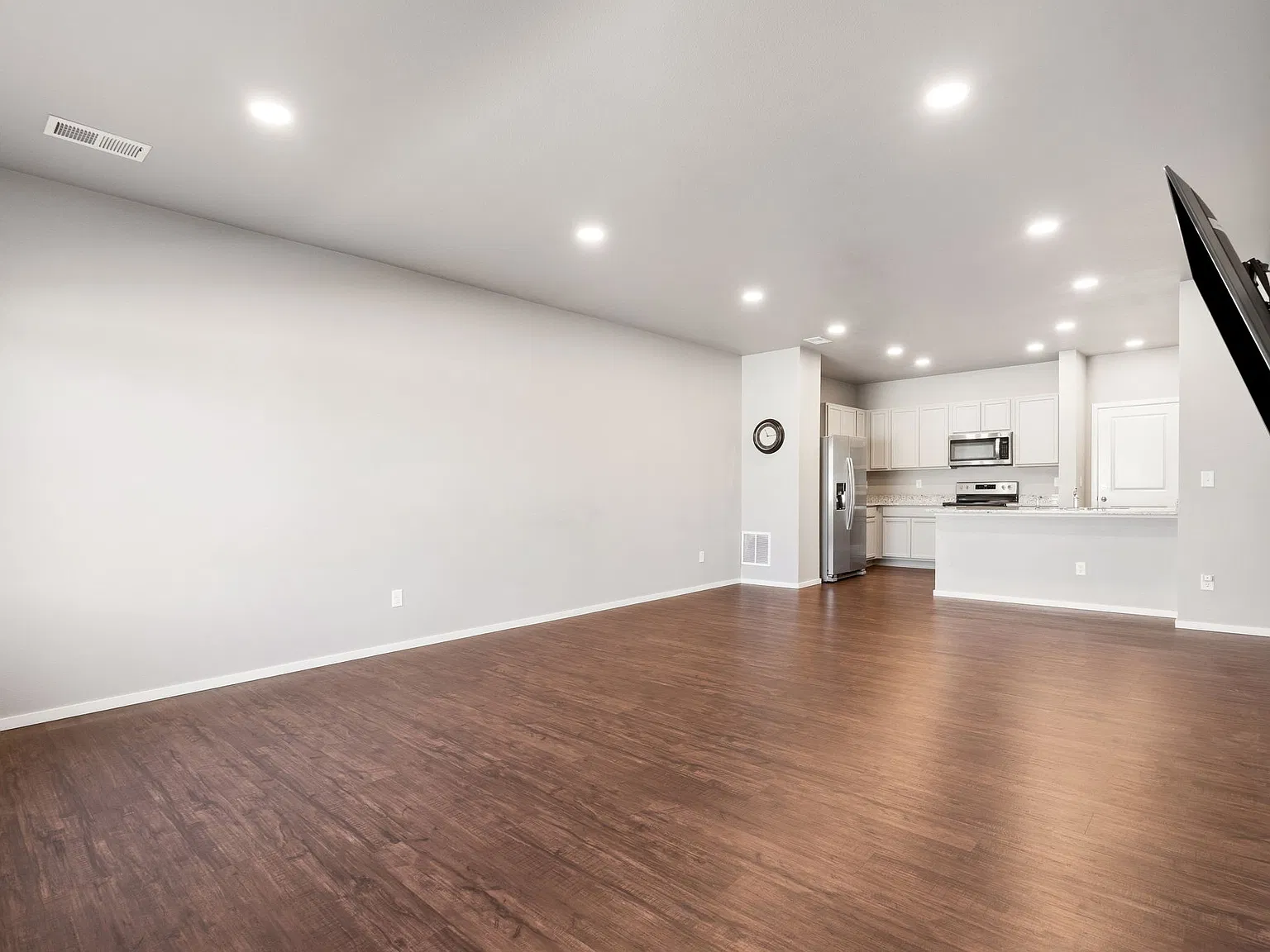 3 bed, 2.5 bath, 1800 sqft, $2,395 — Photo 2