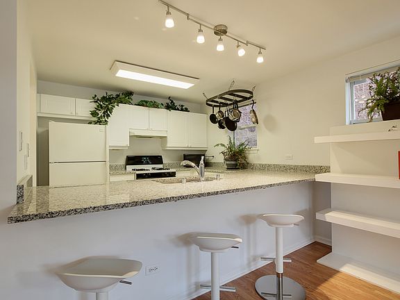 4th image of 1453 N Larrabee #A