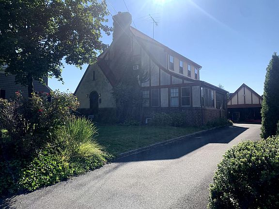 Front view of property and drive