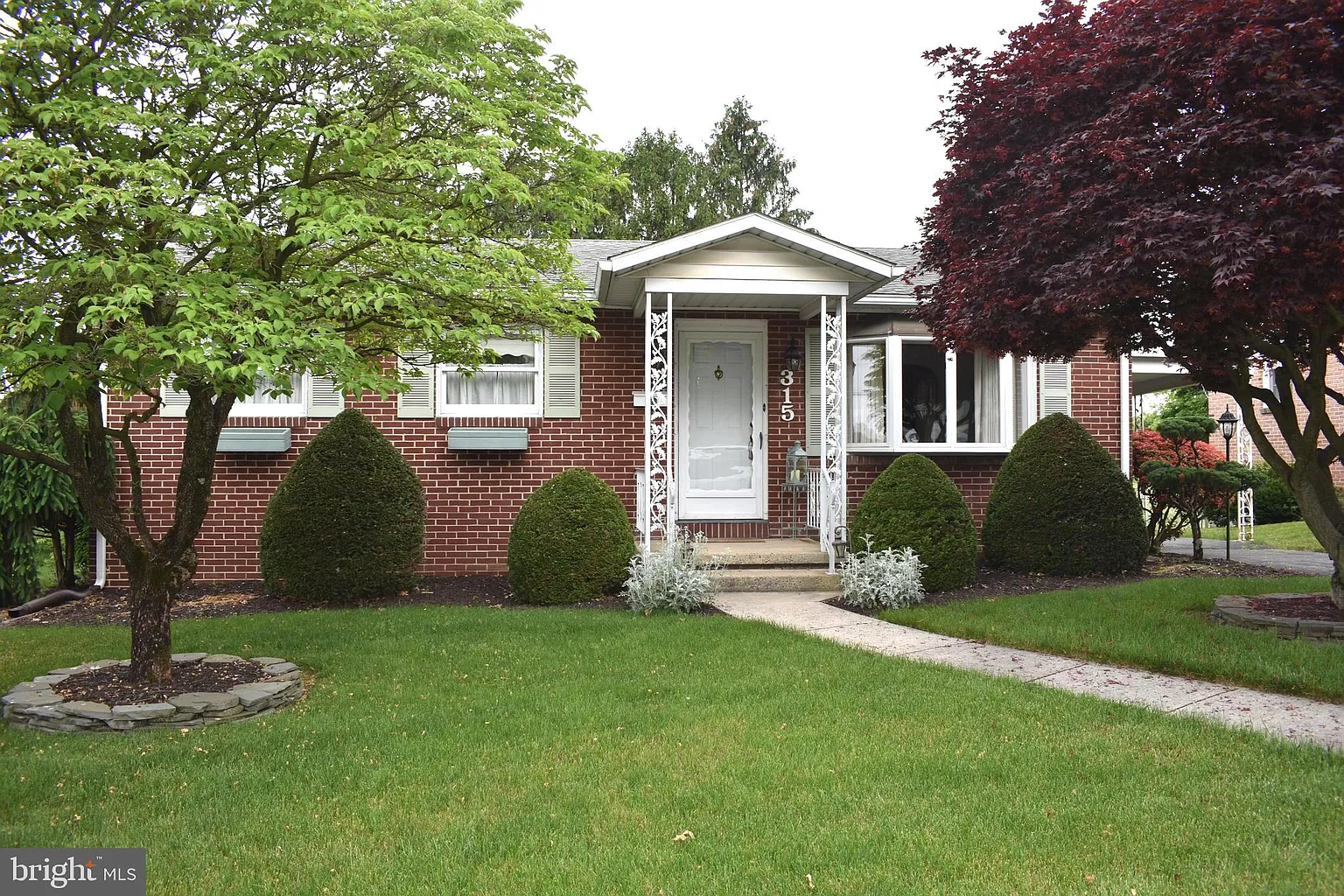 315 Grandview Ave photo 1