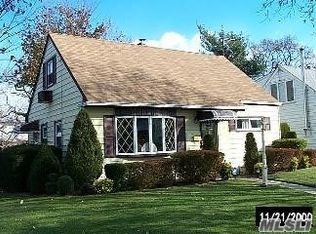 61 Teneyck Ave, Valley Stream, NY 11580