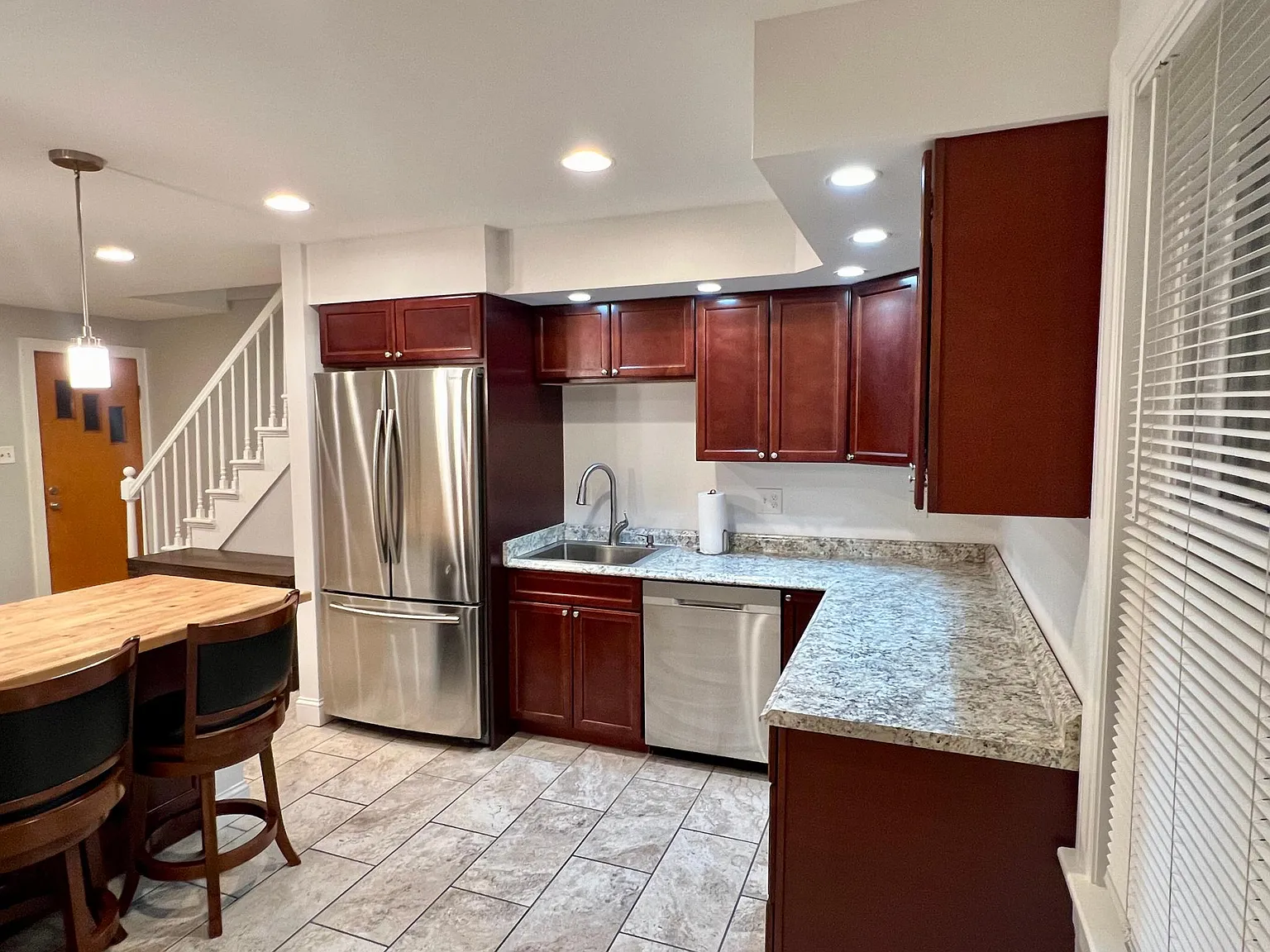 3 bed, 850 sqft, $1,875 — Photo 2