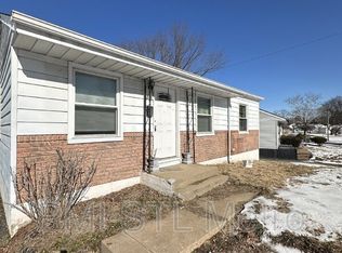 325 Caithness Rd, Saint Louis, MO 63137