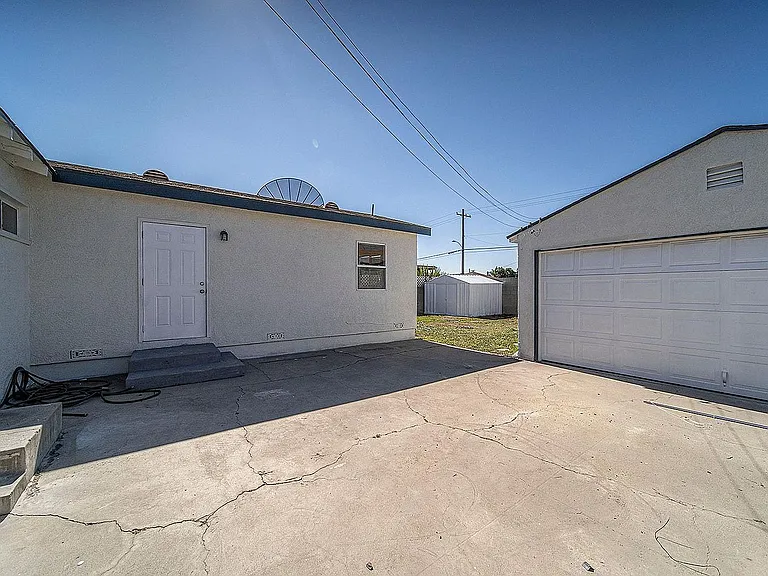15517 Thornlake Ave — Photo 4