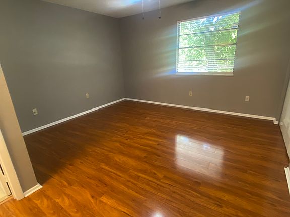 5th image of 10125 Lake Oak Cir