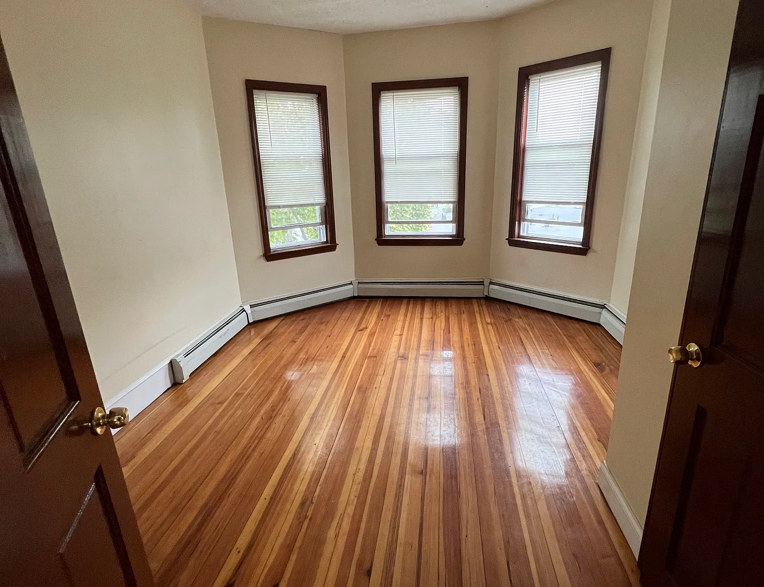 3 bed, 9999 sqft, $3,200 — Photo 1
