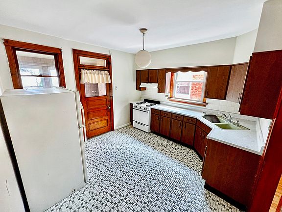 4th image of 2951 N Austin Ave #2