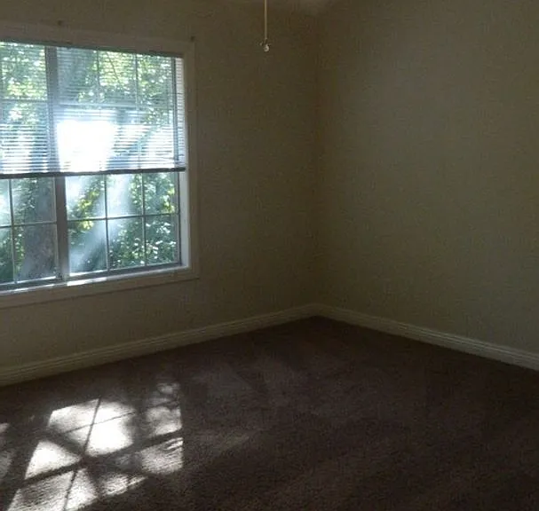 1823 W Berry St — Photo 12