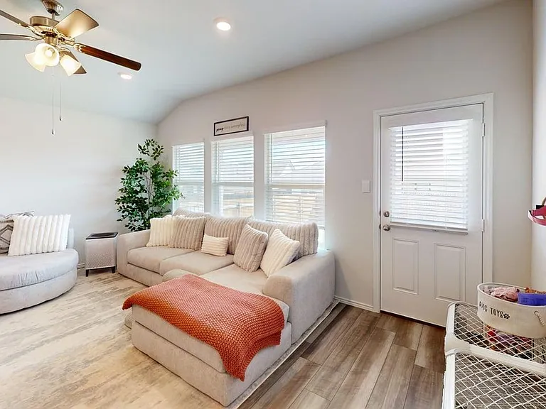 10016 Avendesora Rd — Photo 7