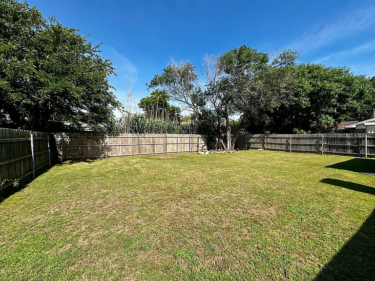 4720 NE Macarthur Cir — Photo 33