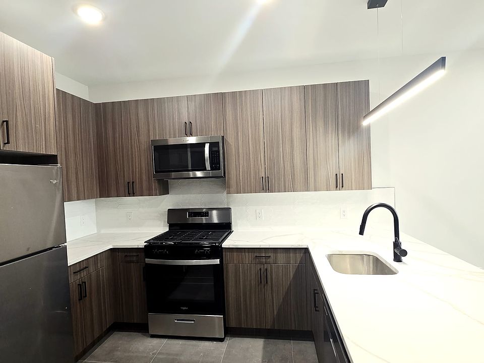 1st image of 136 Mallory Ave #207