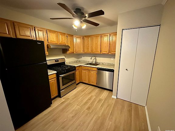 3rd image of 23 Broadlawn Dr