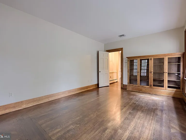 226 E Caracas Ave — Photo 33