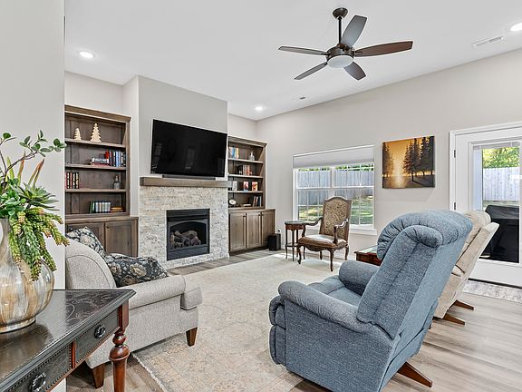 4th image of 434 E Logan Street